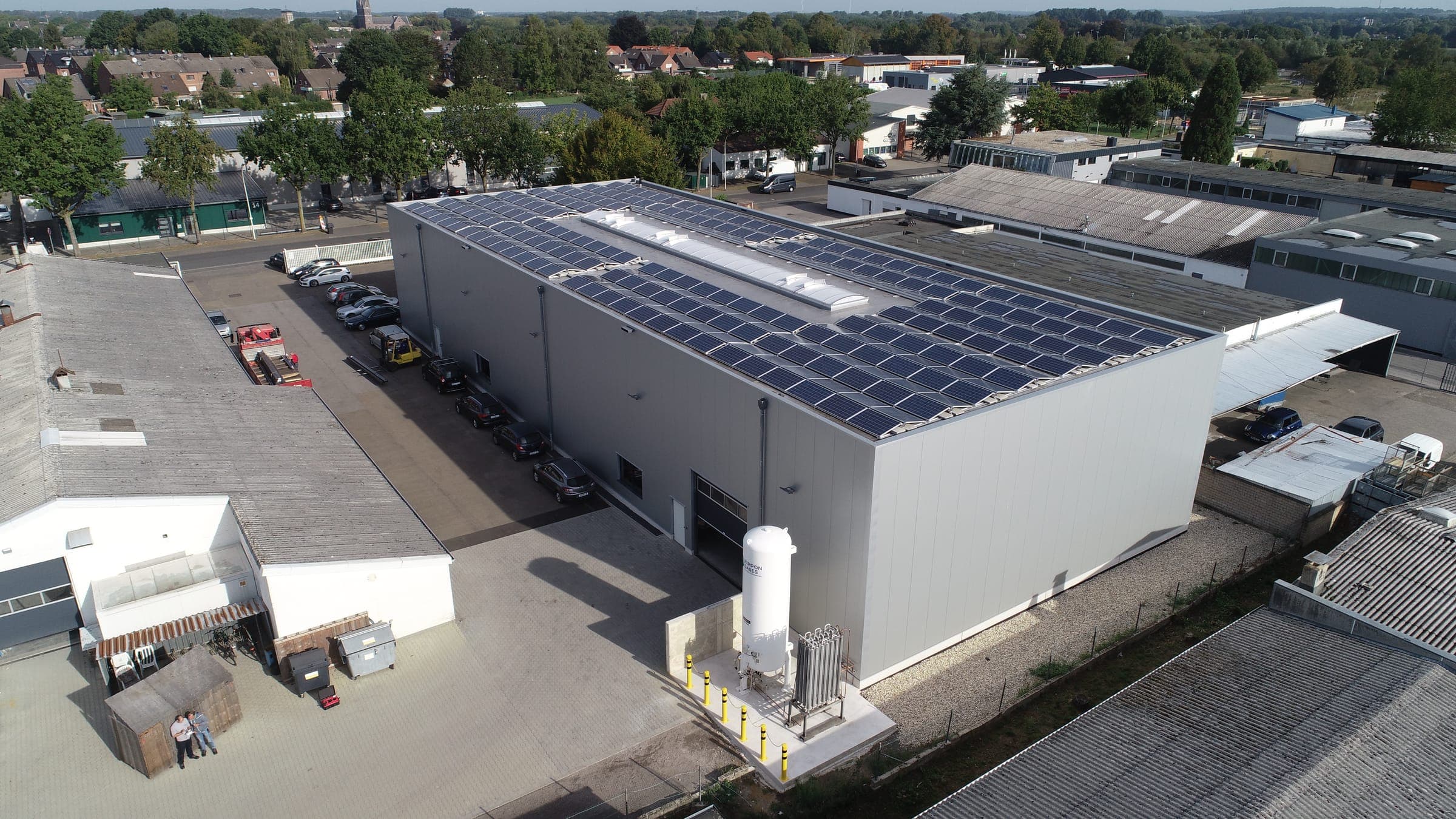 Luftbild des Standorts Nettetal mit Photovoltaikanlage auf dem Hallendach