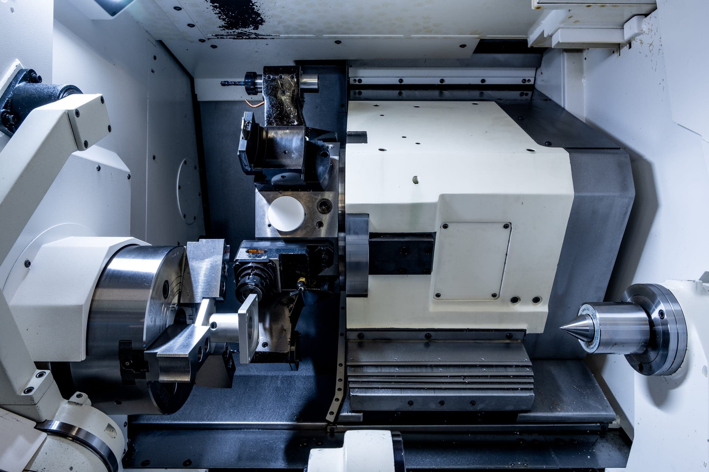 Arbeitsraum einer CNC-Drehmaschine mit Spannfutter und Werkzeugrevolver