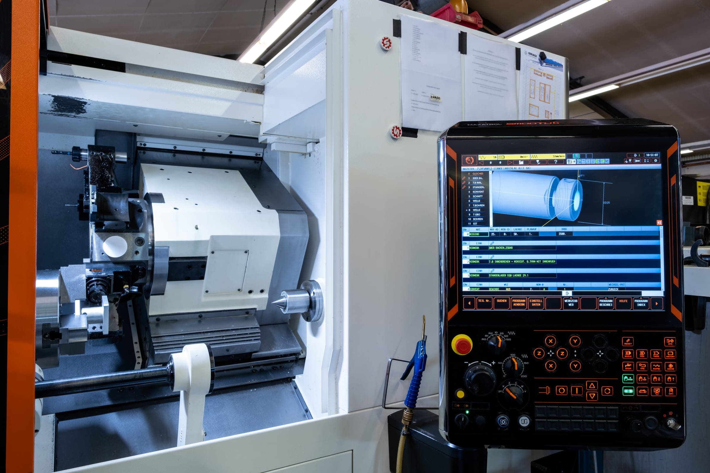 CNC-Drehmaschine von Mazak mit Bedienpanel in der Fertigung